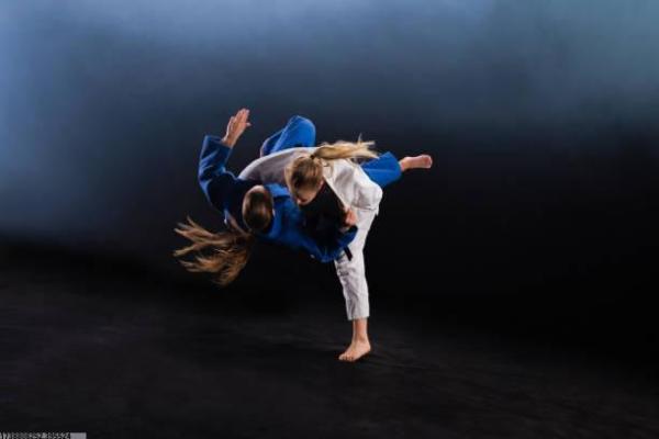 如何用英语精炼地介绍体育项目？